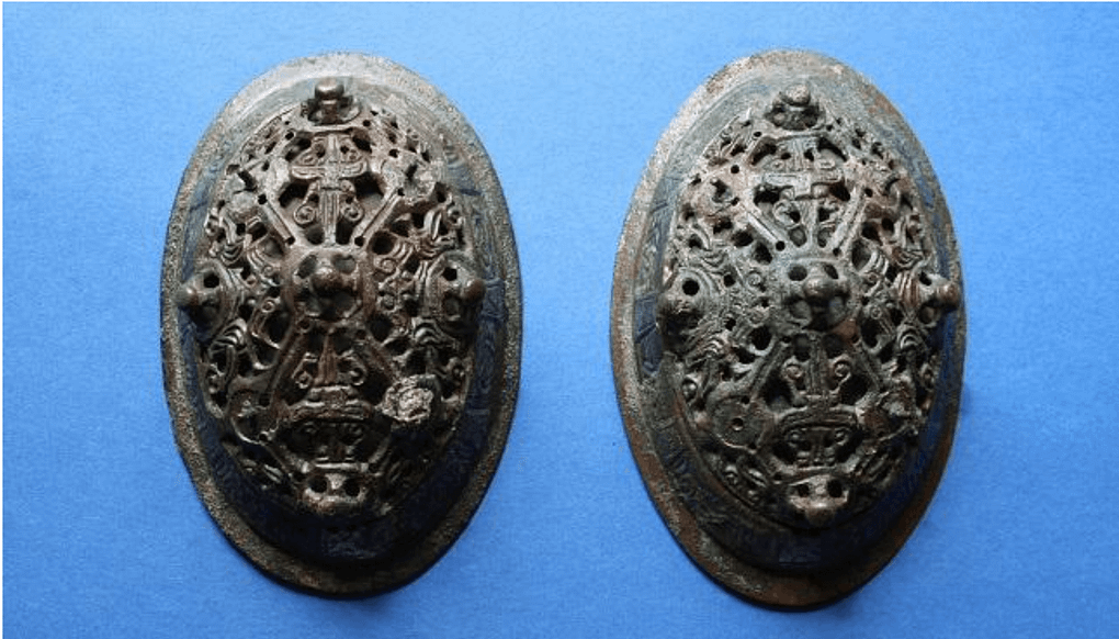 Shell-shaped brooches