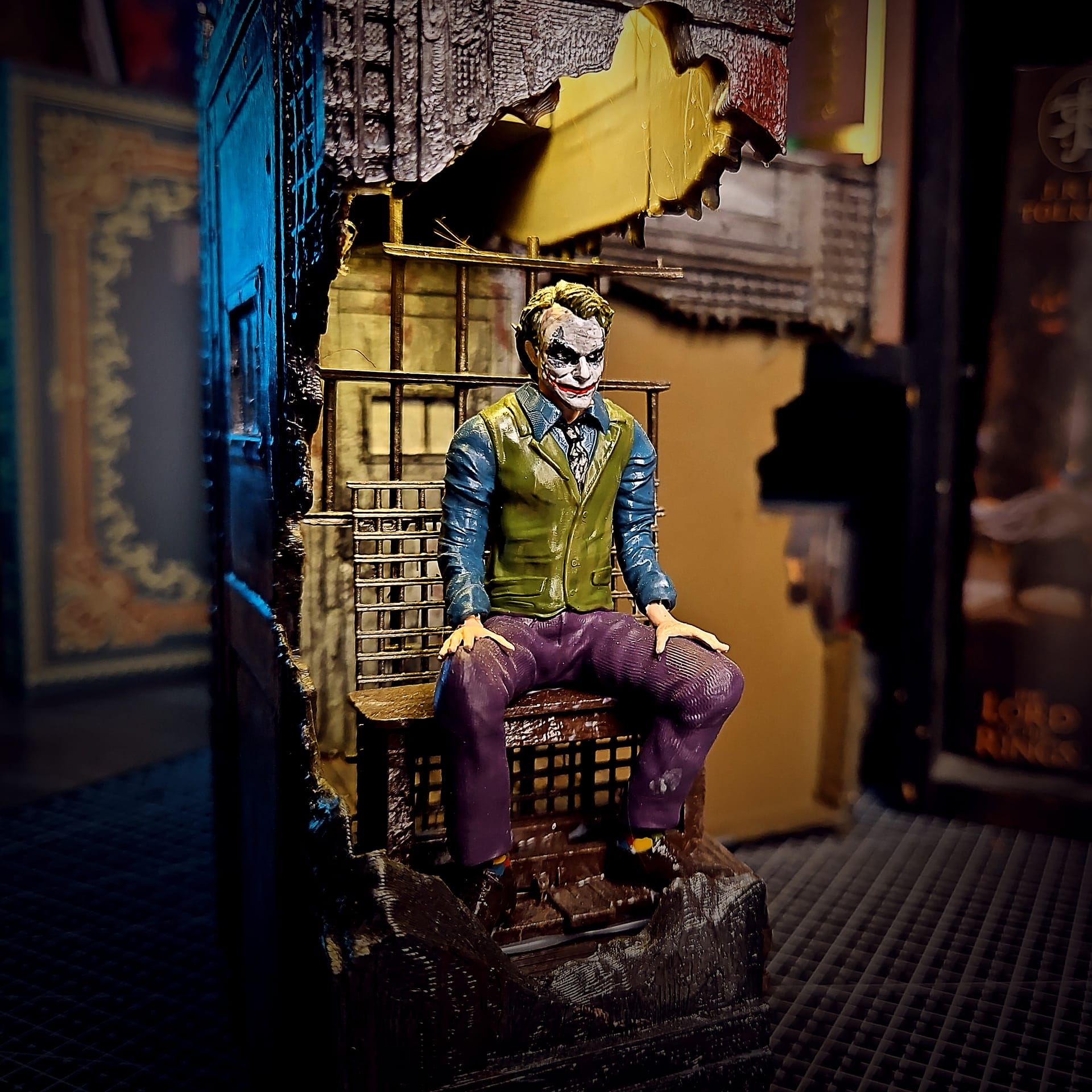 Joker Book Nook - The Dark Knight Prison Scene - Image 2