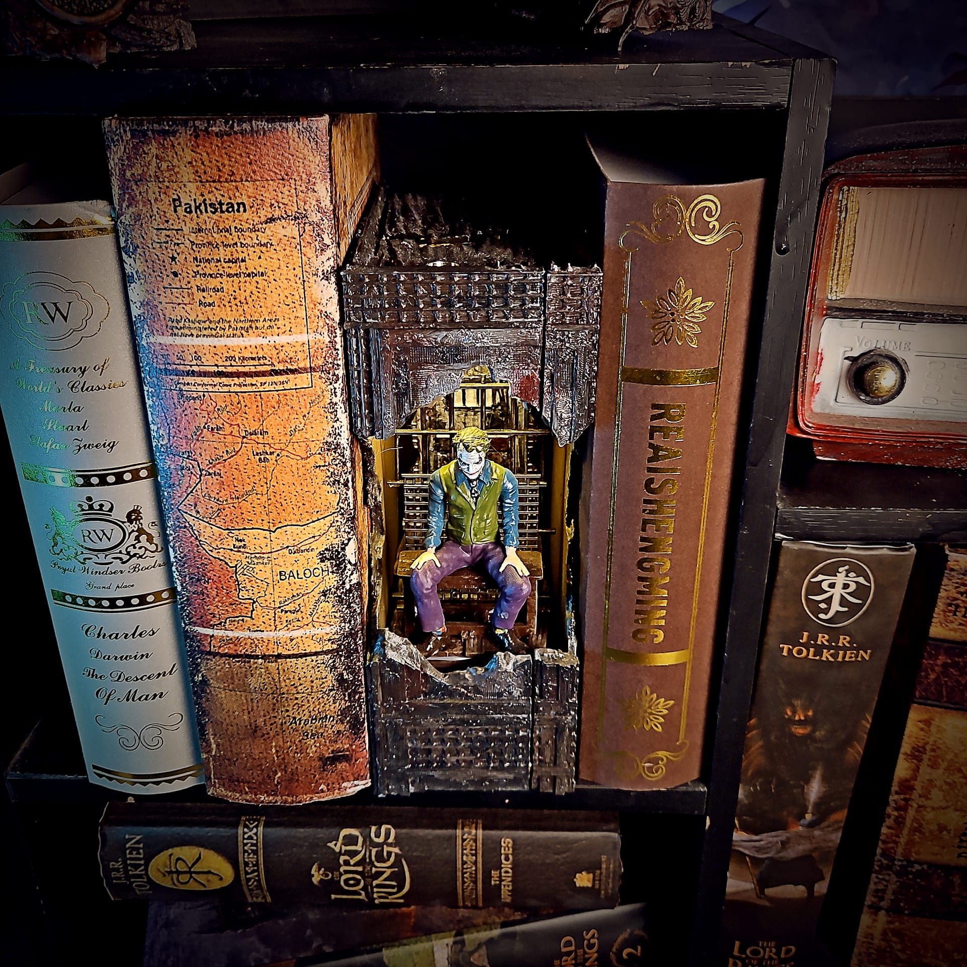 Joker Book Nook - The Dark Knight Prison Scene - Image 9