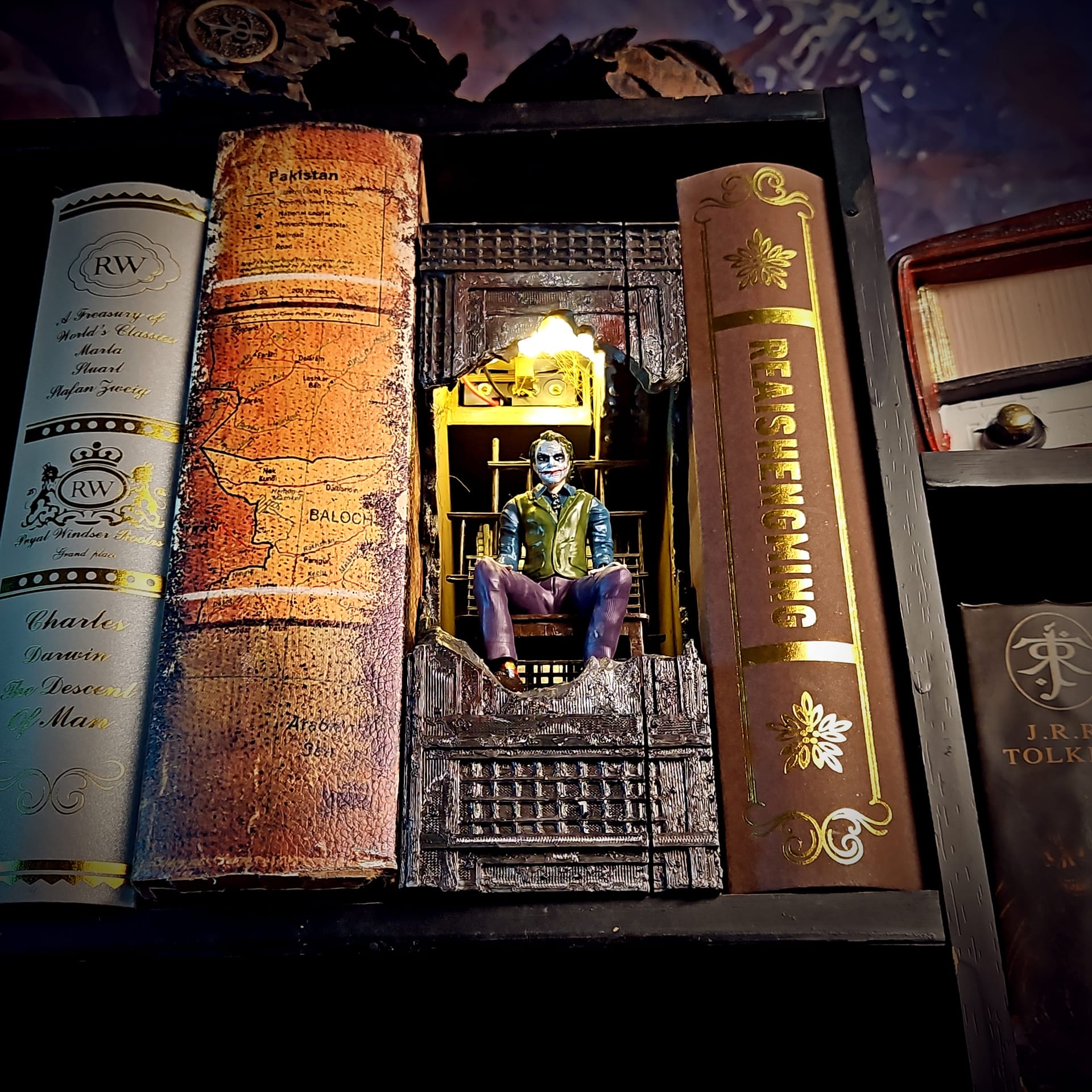 Joker Book Nook - The Dark Knight Prison Scene - Image 8