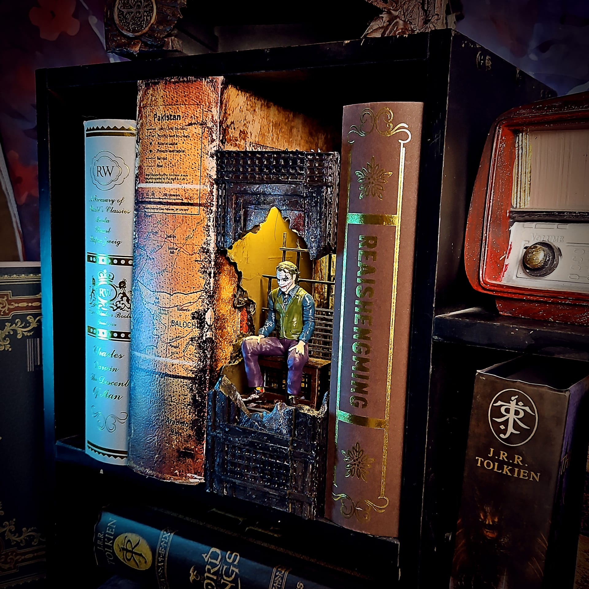 Joker Book Nook - The Dark Knight Prison Scene - Image 7