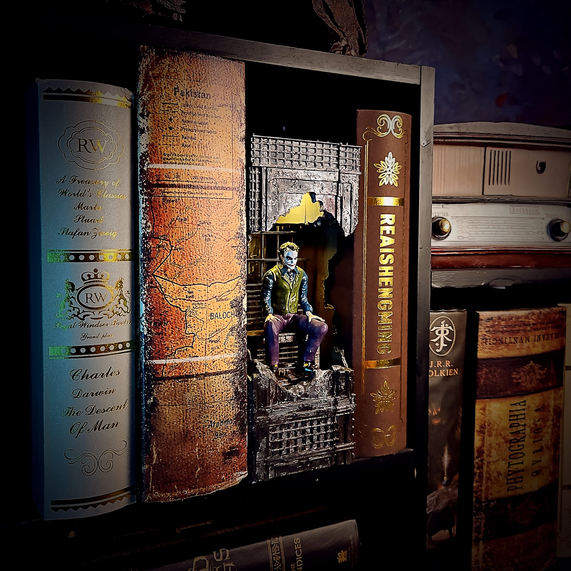 Joker Book Nook - The Dark Knight Prison Scene - Image 6
