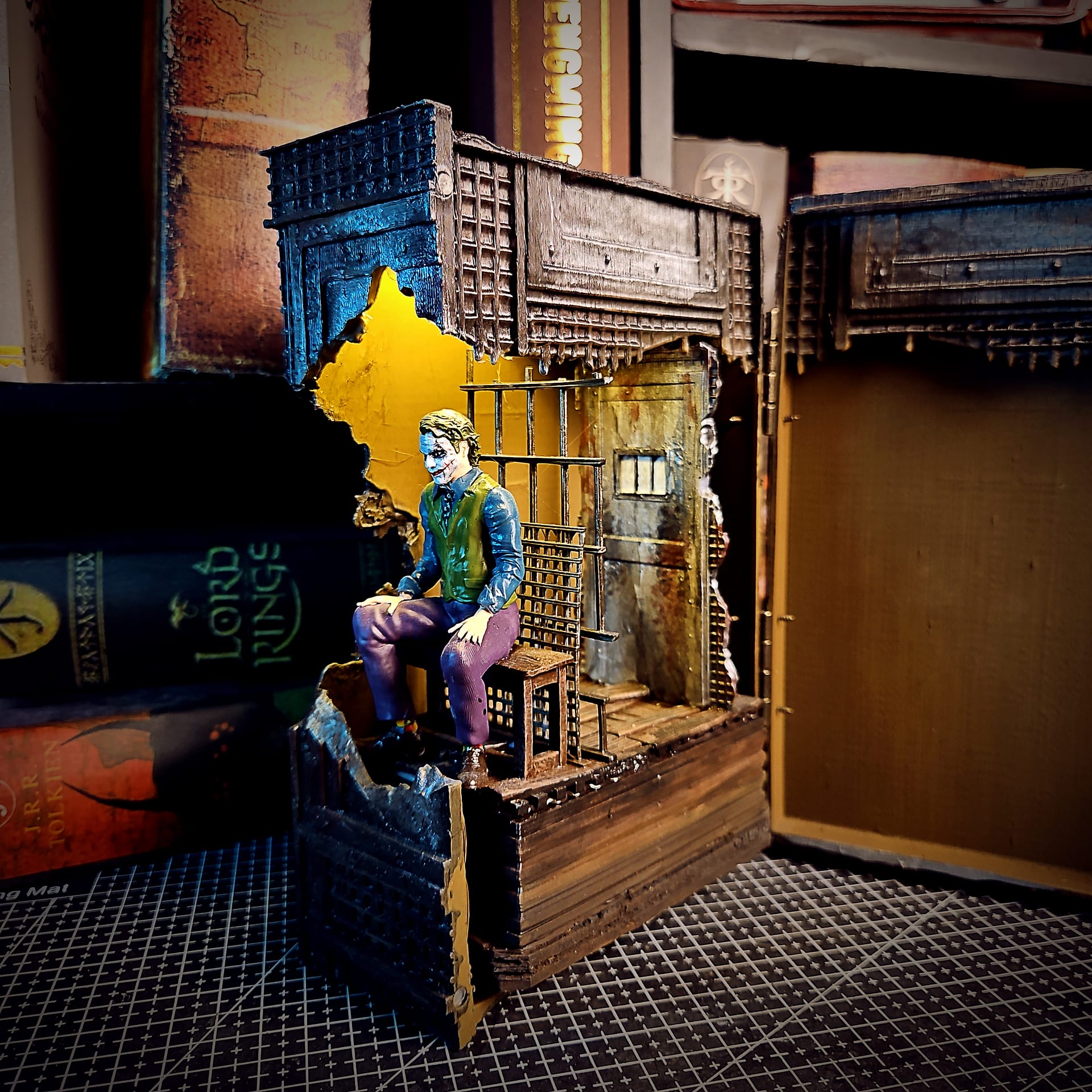 Joker Book Nook - The Dark Knight Prison Scene - Image 4