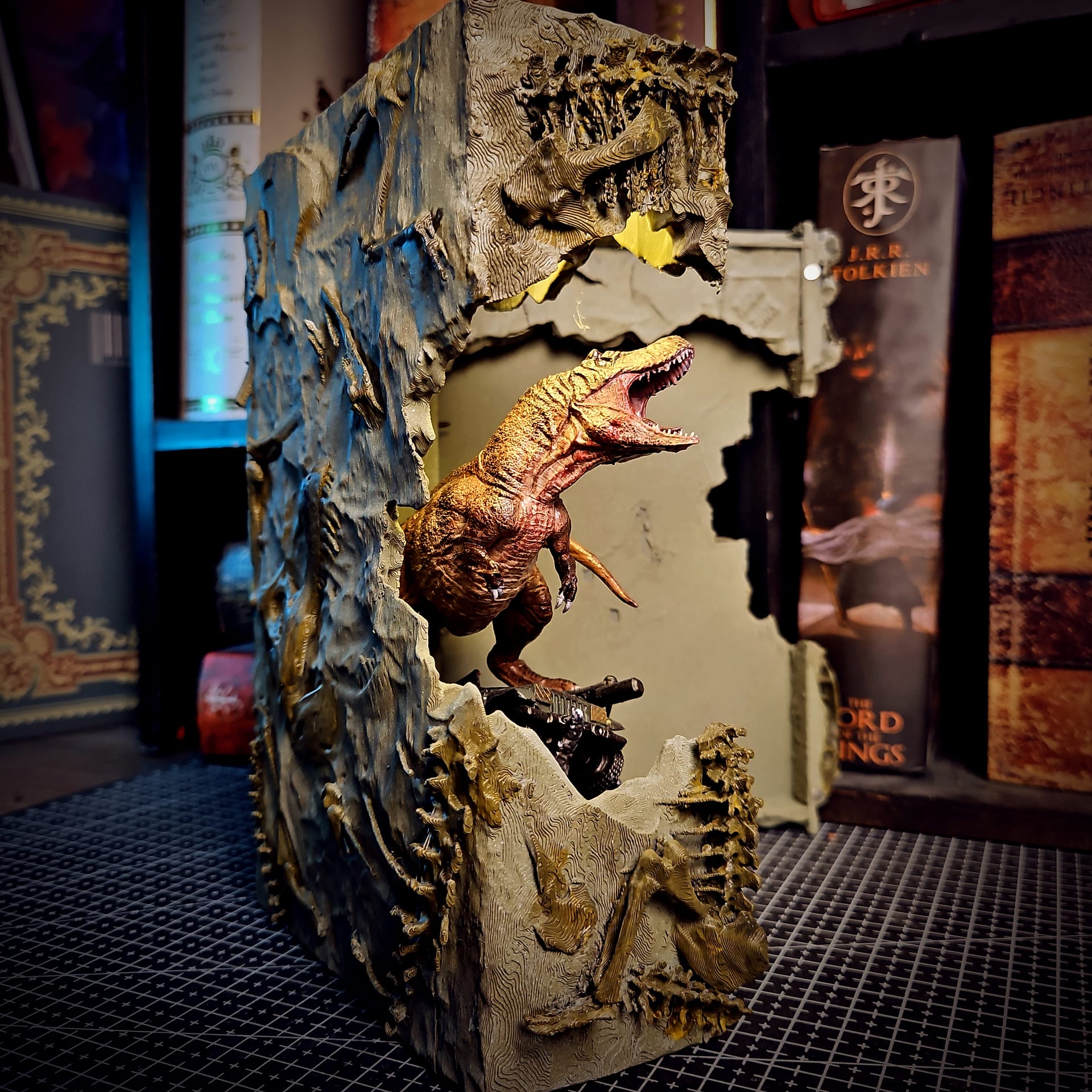 Tyrannosaurus Rex (T-Rex) Book Nook - Jurassic World - Image 2