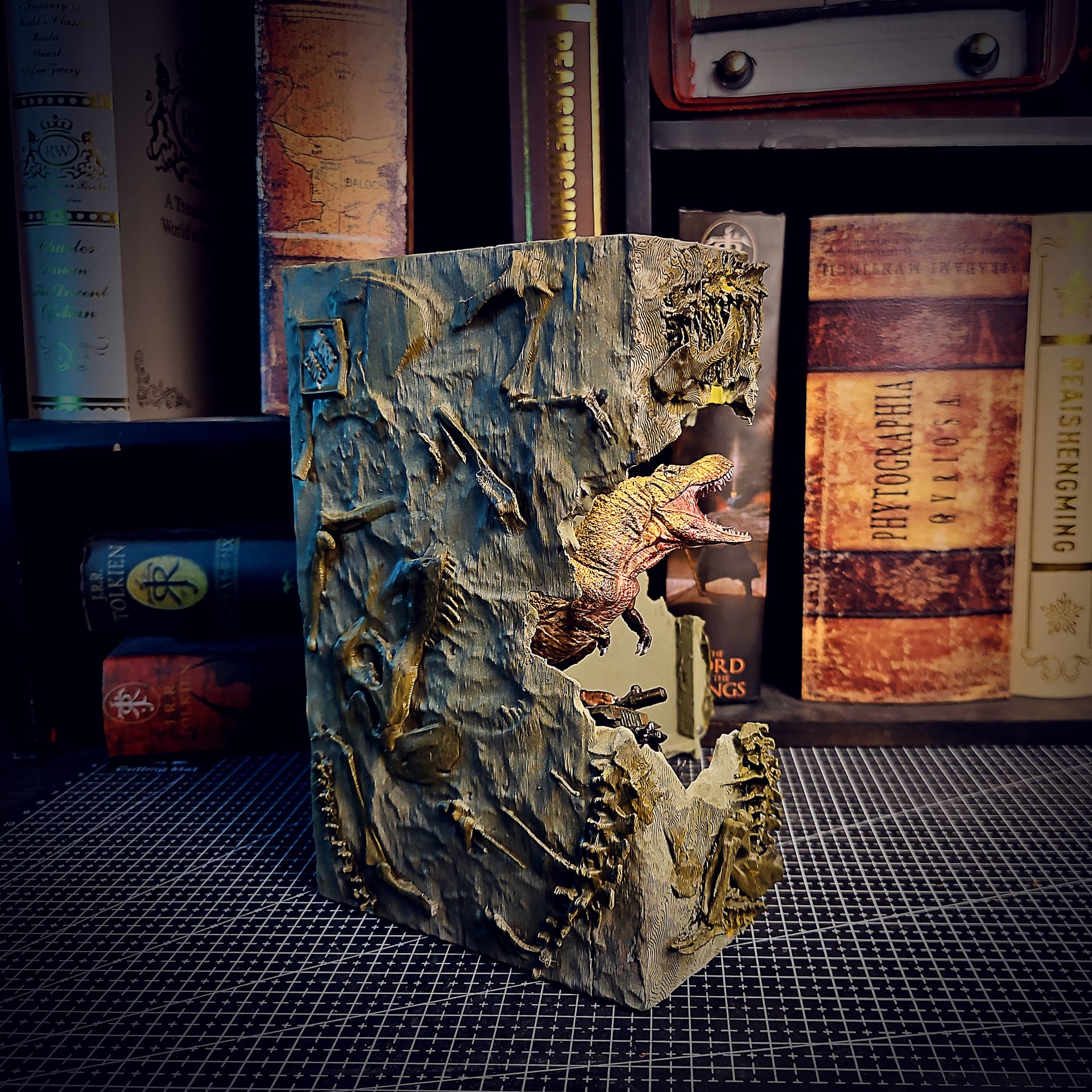 Tyrannosaurus Rex (T-Rex) Book Nook - Jurassic World - Image 3