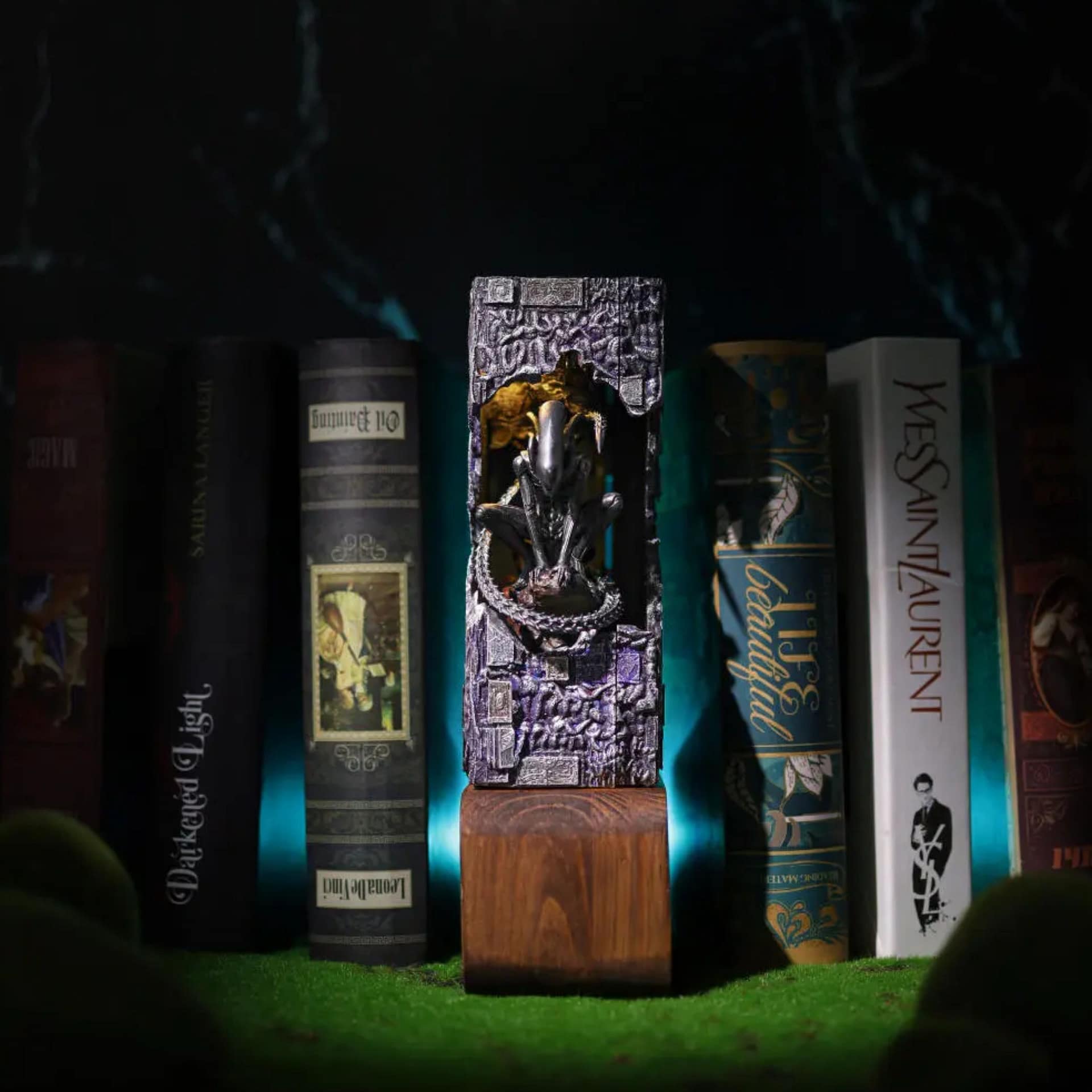 Xenomorph Book Nook - Predator Alien