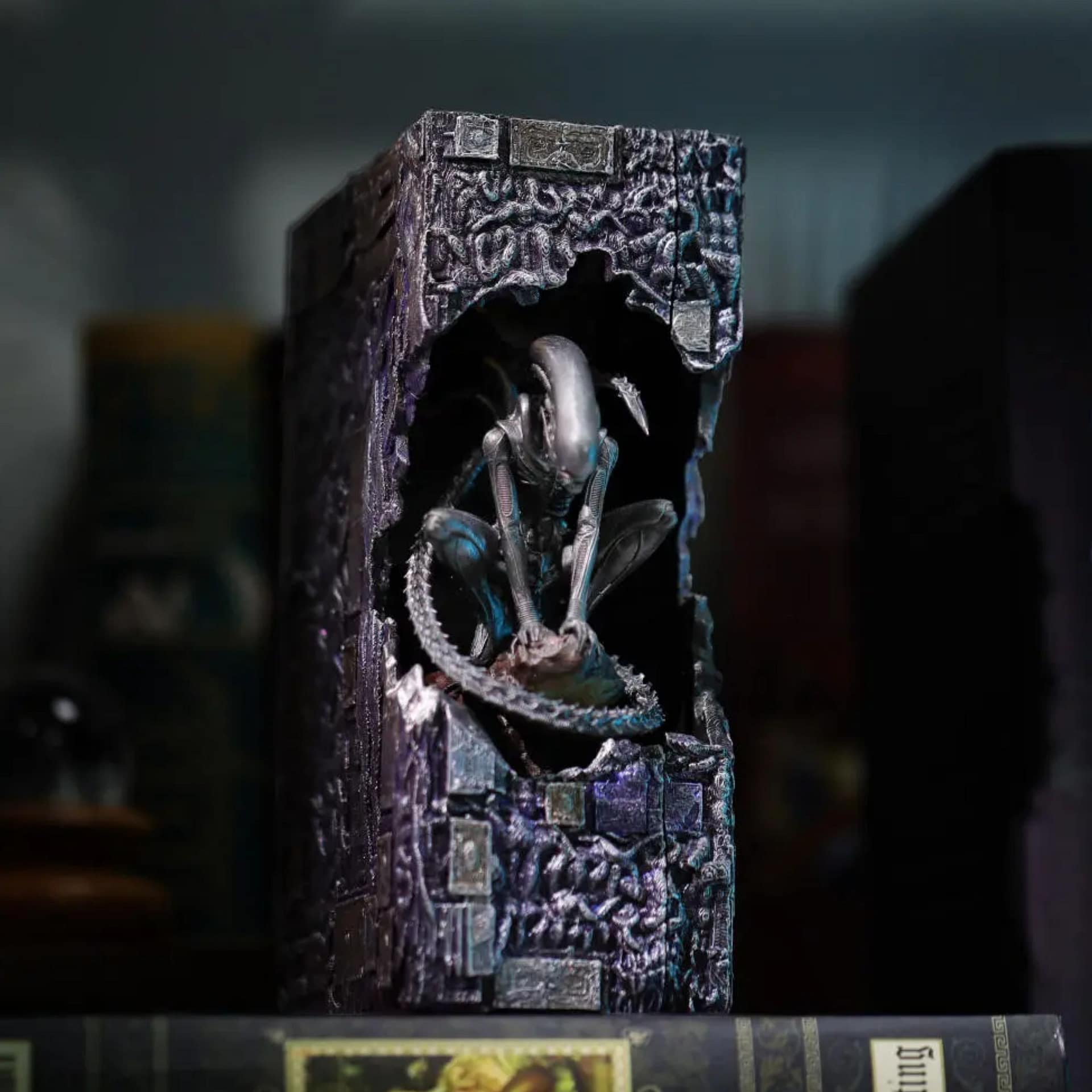 Xenomorph Book Nook - Predator Alien - Image 3