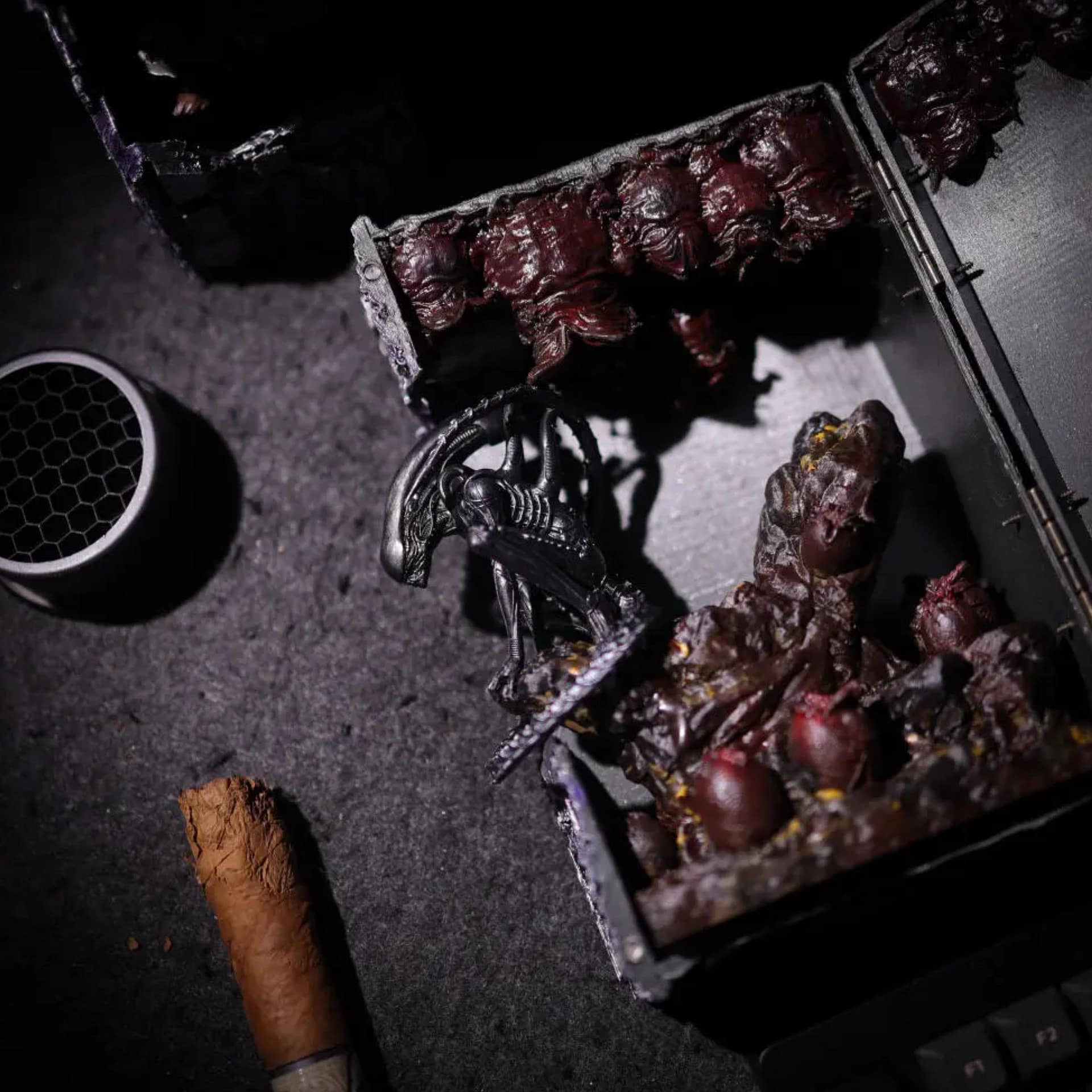 Xenomorph Book Nook - Predator Alien - Image 2